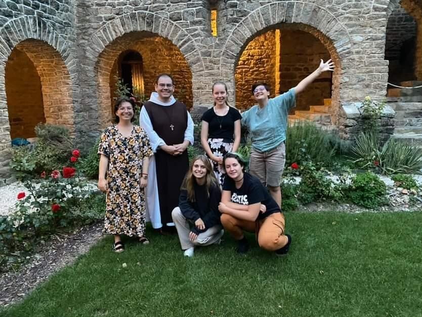 Carlos Benedicto et les jeunes dans le jardin central