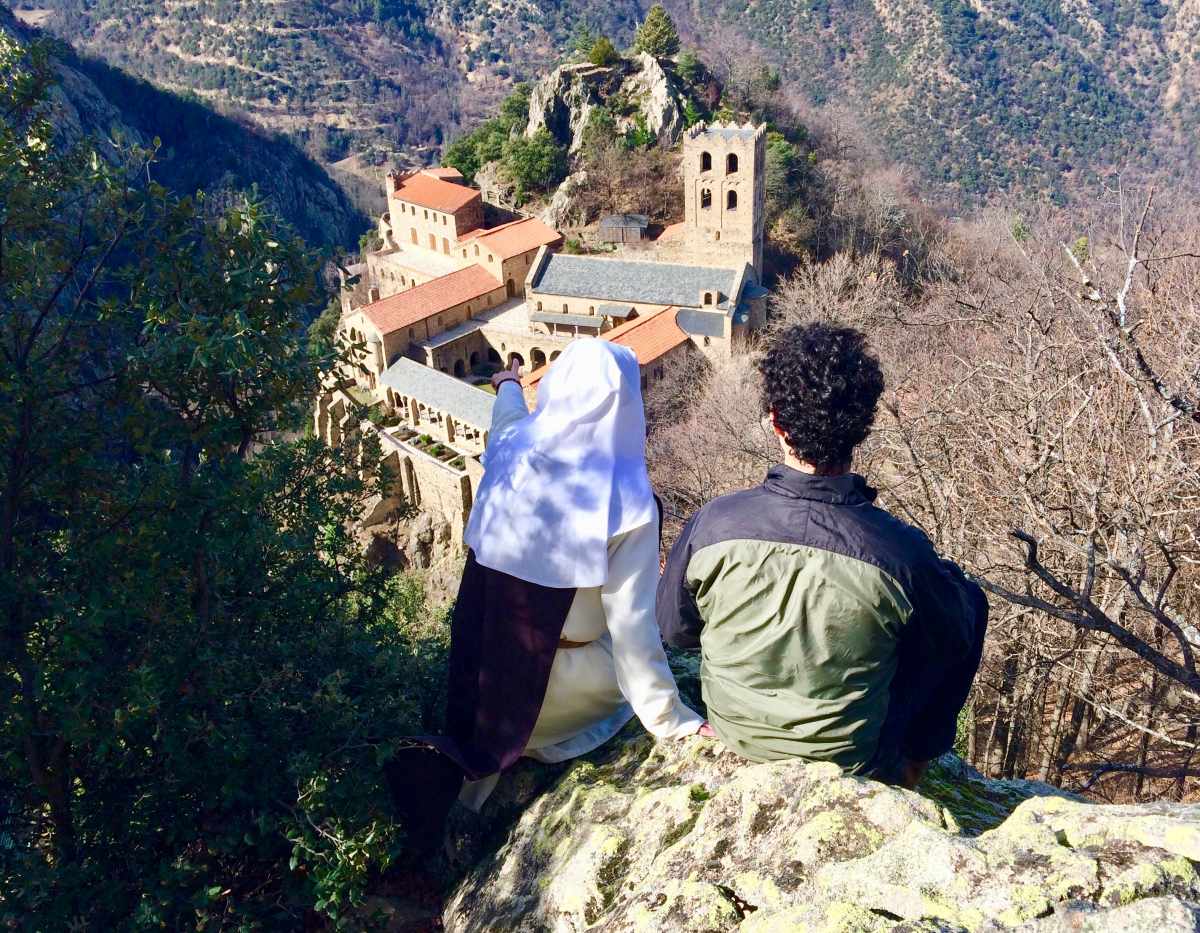 SoeurIsabelle et un jeune de dos au point de vue
