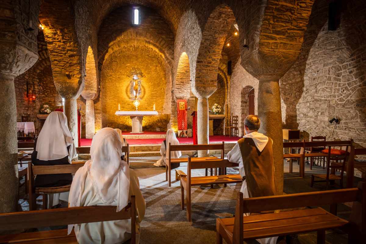 scène de prière dans l’église
